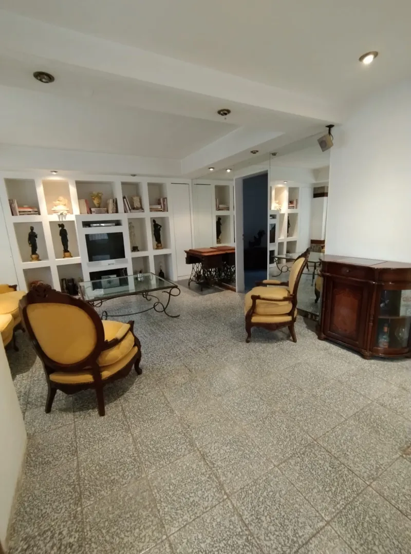 CASA ESTILO COLONIAL EN CASTELAR NORTE. OPORTUNIDAD!!!. REMO