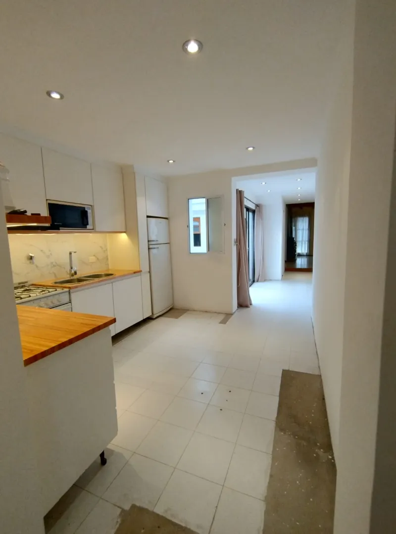 CASA ESTILO COLONIAL EN CASTELAR NORTE. OPORTUNIDAD!!!. REMO