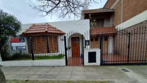 CASA ESTILO COLONIAL EN CASTELAR NORTE. OPORTUNIDAD!!!. REMO