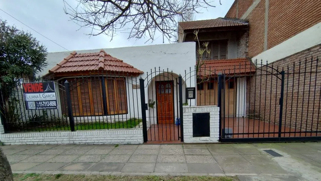 CASA ESTILO COLONIAL EN CASTELAR NORTE. OPORTUNIDAD!!!. REMO