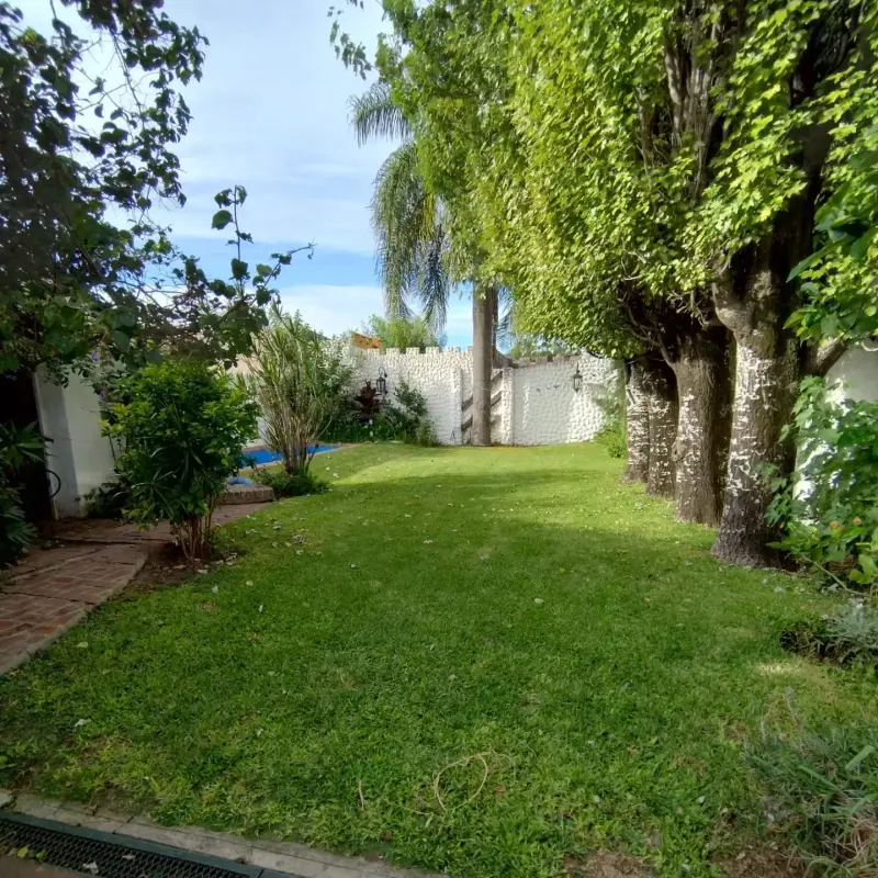 CASA ESTILO COLONIAL EN CASTELAR NORTE. OPORTUNIDAD!!!