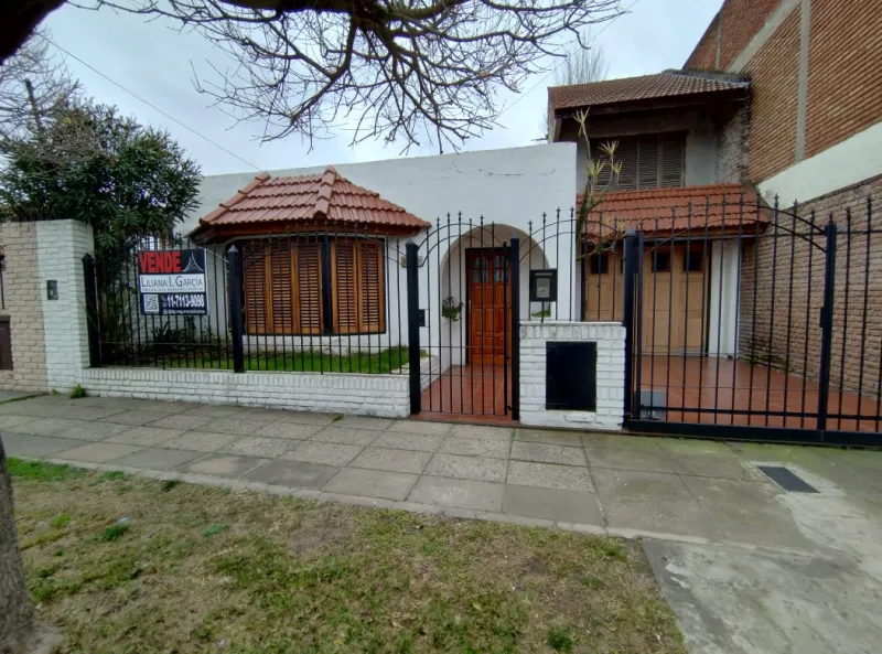 CASA ESTILO COLONIAL EN CASTELAR NORTE. OPORTUNIDAD!!!. REMO