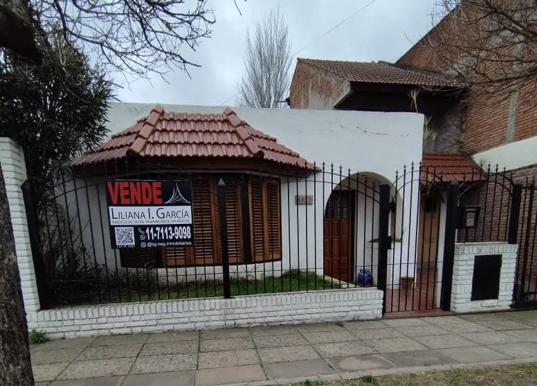 CASA ESTILO COLONIAL EN CASTELAR NORTE. OPORTUNIDAD!!!. REMO