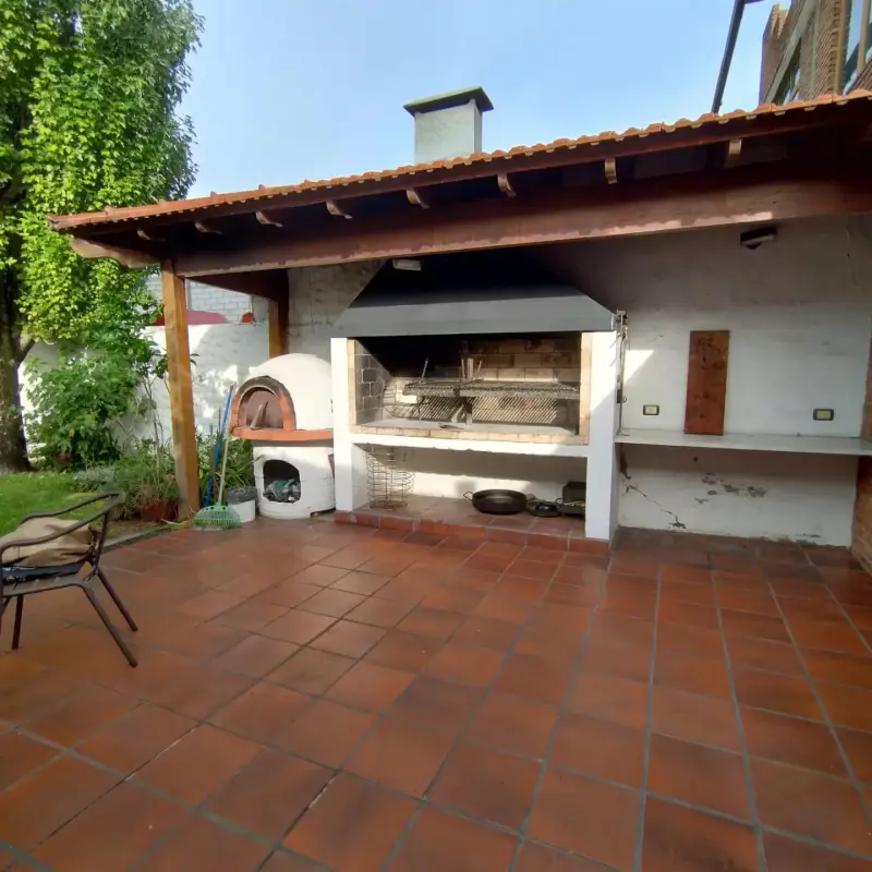 CASA ESTILO COLONIAL EN CASTELAR NORTE. OPORTUNIDAD!!!