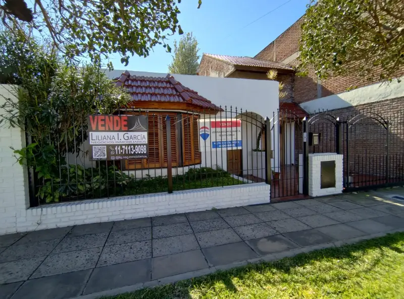 CASA ESTILO COLONIAL EN CASTELAR NORTE. OPORTUNIDAD!!!