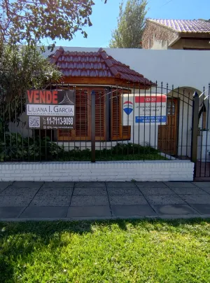CASA ESTILO COLONIAL EN CASTELAR NORTE. OPORTUNIDAD!!!. REMO