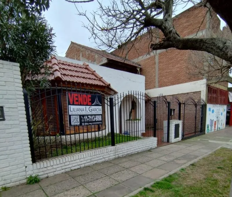 CASA ESTILO COLONIAL EN CASTELAR NORTE. OPORTUNIDAD!!!. REMO