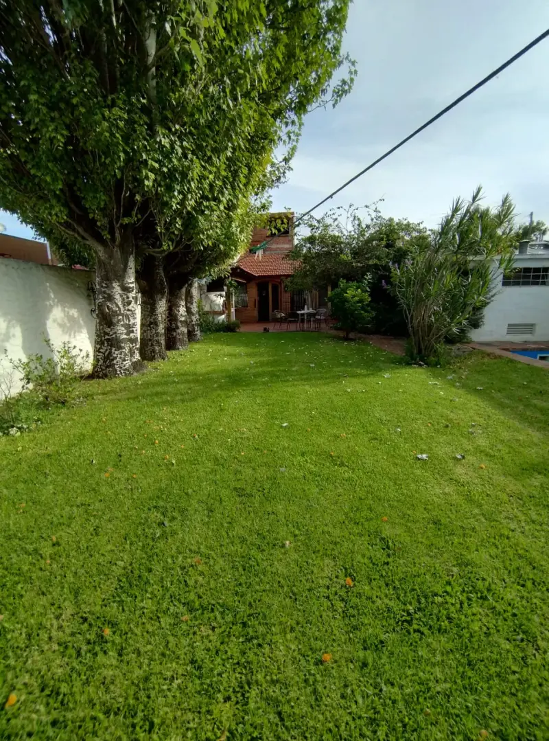 CASA ESTILO COLONIAL EN CASTELAR NORTE. OPORTUNIDAD!!!