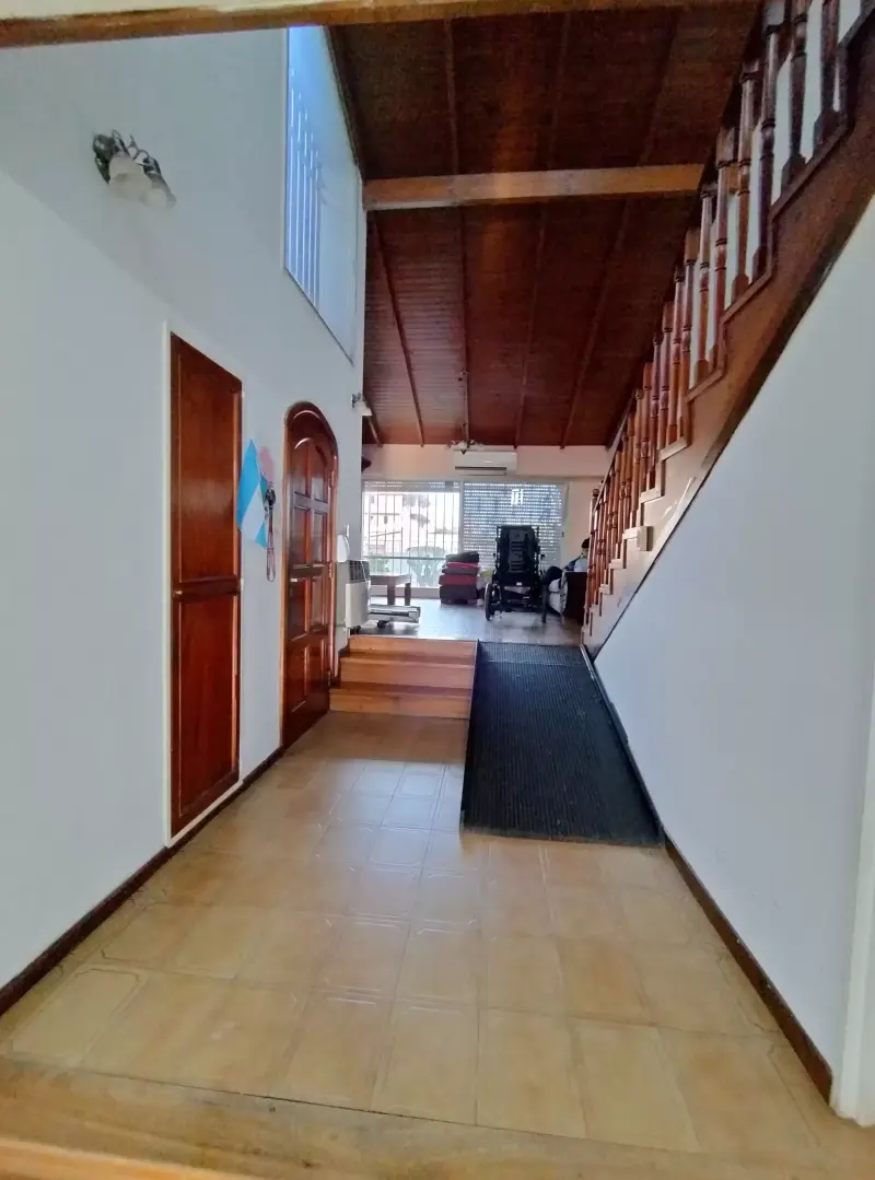 CASA DE 5 AMBIENTES EN SAN ANTONIO DE PADUA SUR